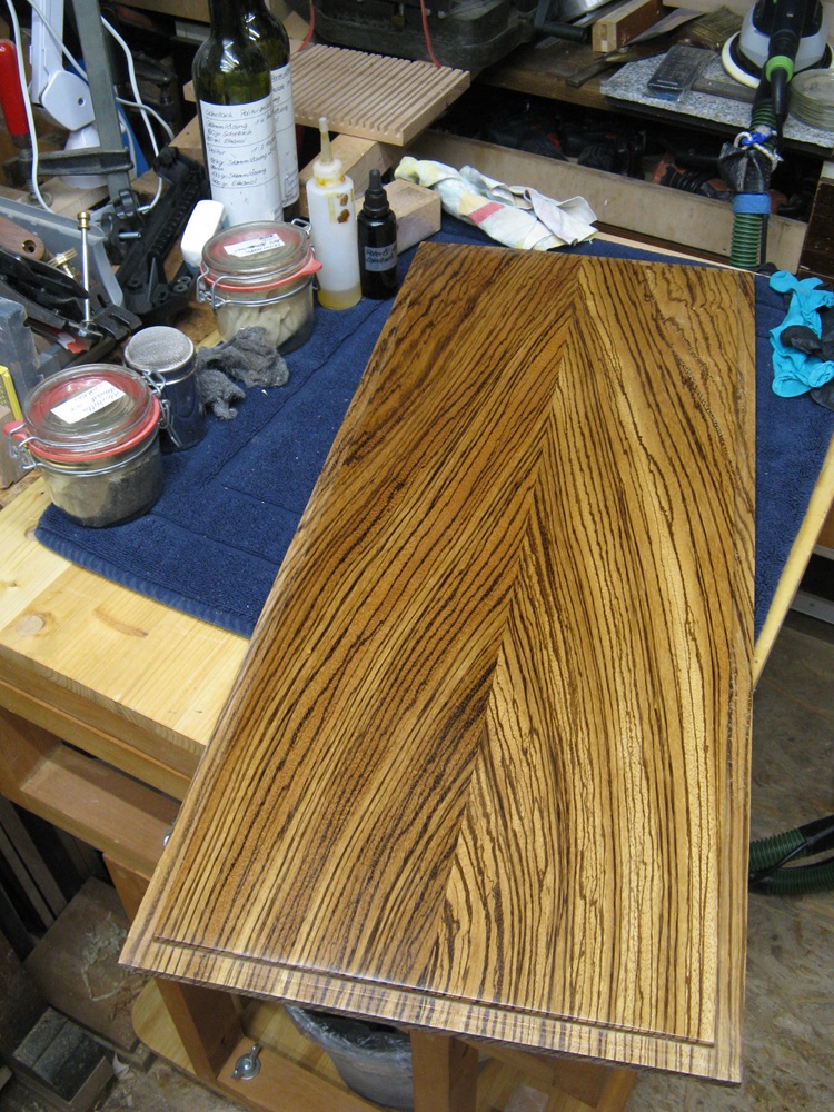 und dann nach der Porenfüllung und den ersten Polierdurchgängen.