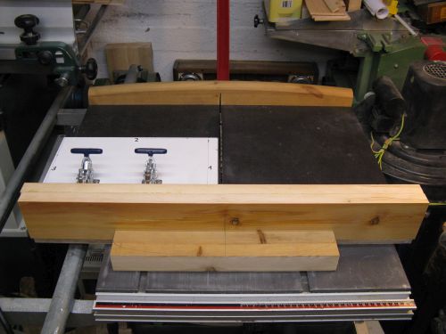 Der Rohbau entand aus Reststücken des vorhandenen Bestands. Siebdruckplatte und Kiefer/Tanne bearbeitet und abgerichtet, verleimt und verschraubt.