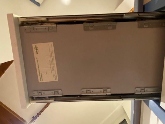 Schublade von unten.jpg