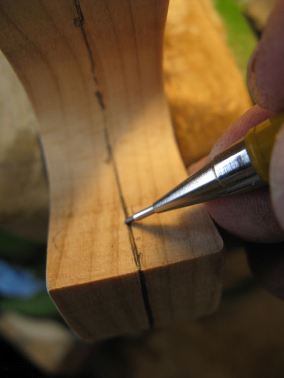 Mit dem Bleistift, der mit den Fingern im gleichen Abstand geführt wird, kommt die Markierung auf das Holz.