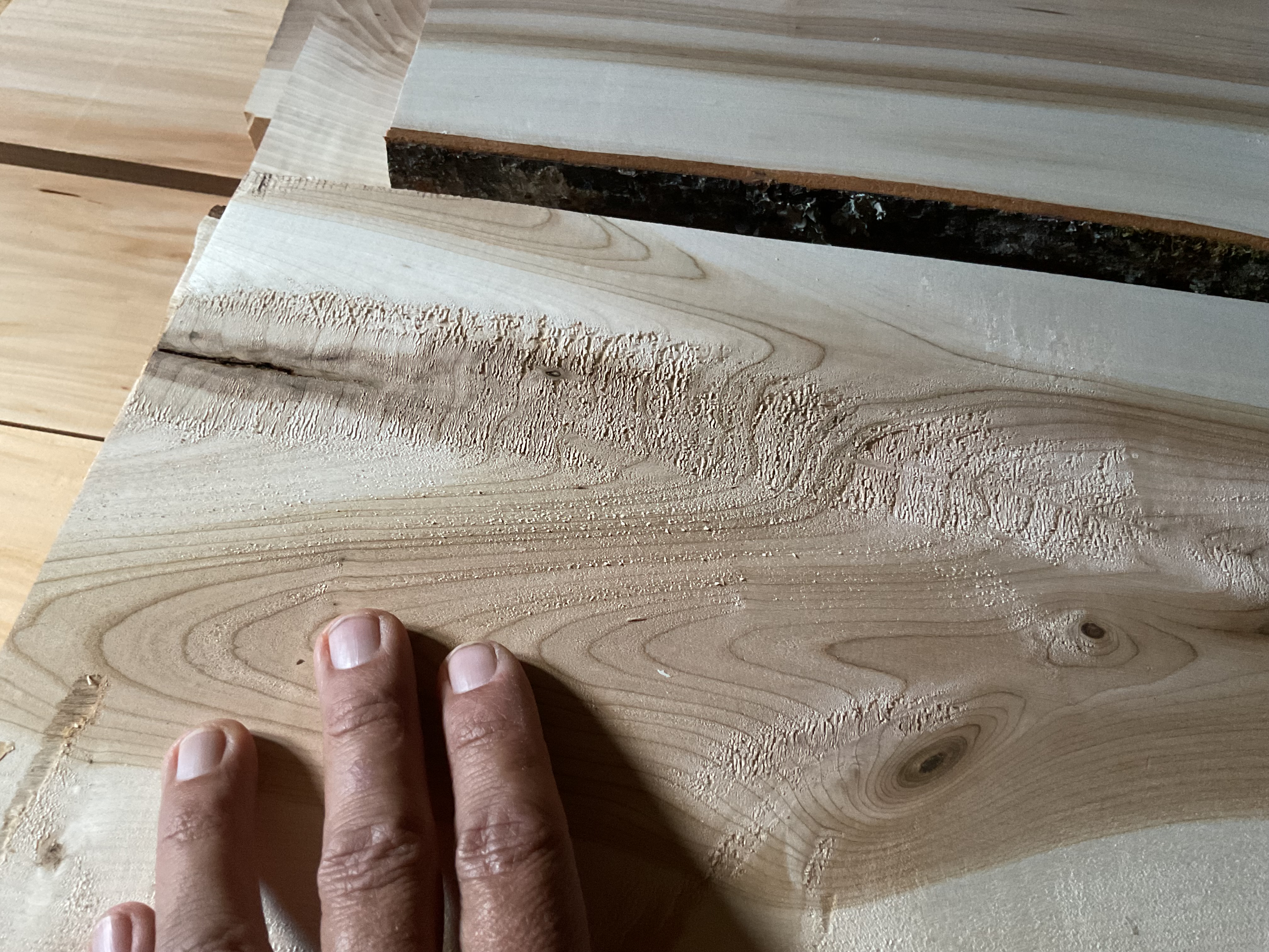 Hier das Hobelbild an kompliziertem Holz mit älteren Messern - das ist klar, das kommt vom Holz und den nicht ganz scharfen Messern. Damit kann ich leben, da muss dann nochmal der Handhobel oder die Schleife drüber.