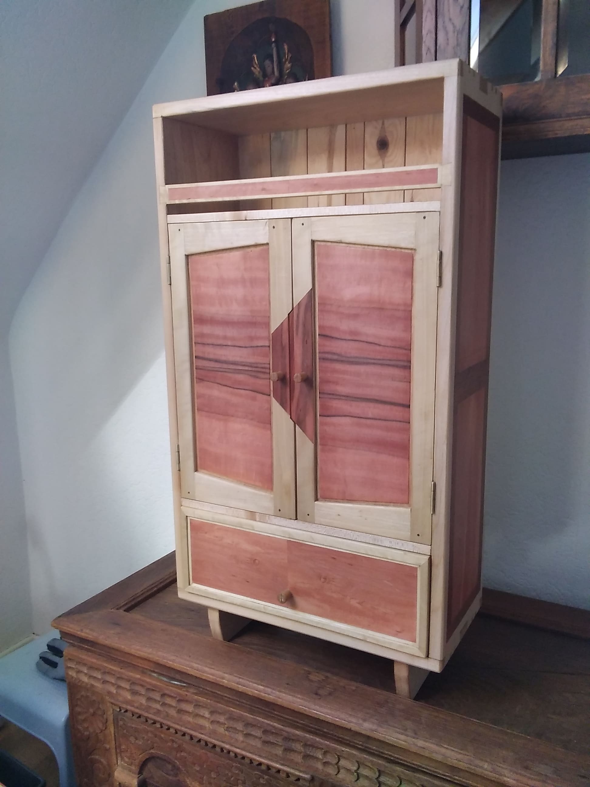 Ein kleines Küchenschränkchen aus Ahorn, der Rahmen der Türe Pappel und das Furnier Tineo. Der Sockel sind zwei einseitige Gratleisten.