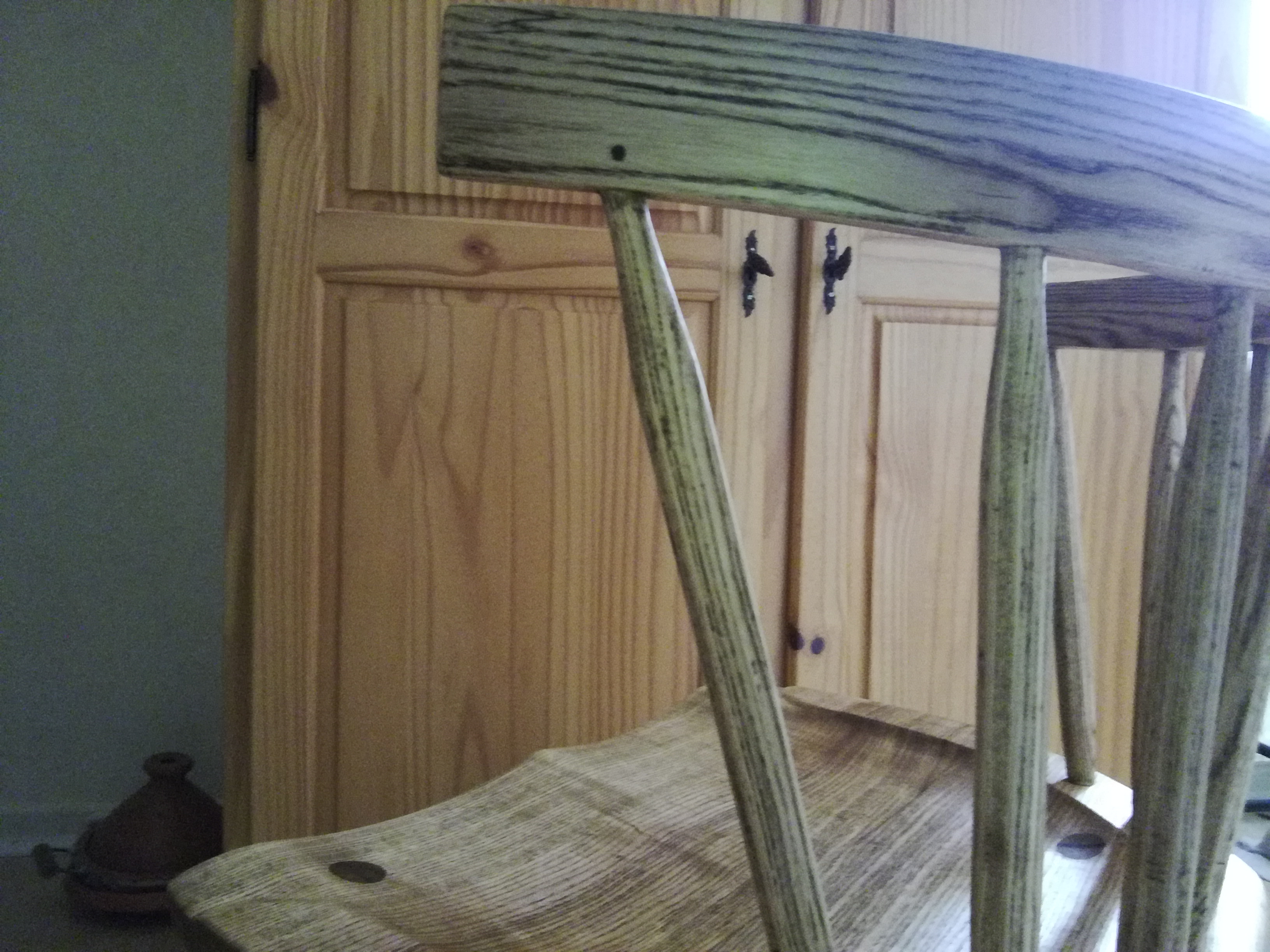 Hatte den Stuhl mit Kaffee eingerieben, das hatte bei einem anderen Stuhl aus Esche ganz gut geklappt - hier nicht. Beim Schleifen war die Färbung schnell weg und der Stuhl sieht ziemlich 'Vintage' aus. Aber er fühlt sich sehr geschmeidig an.