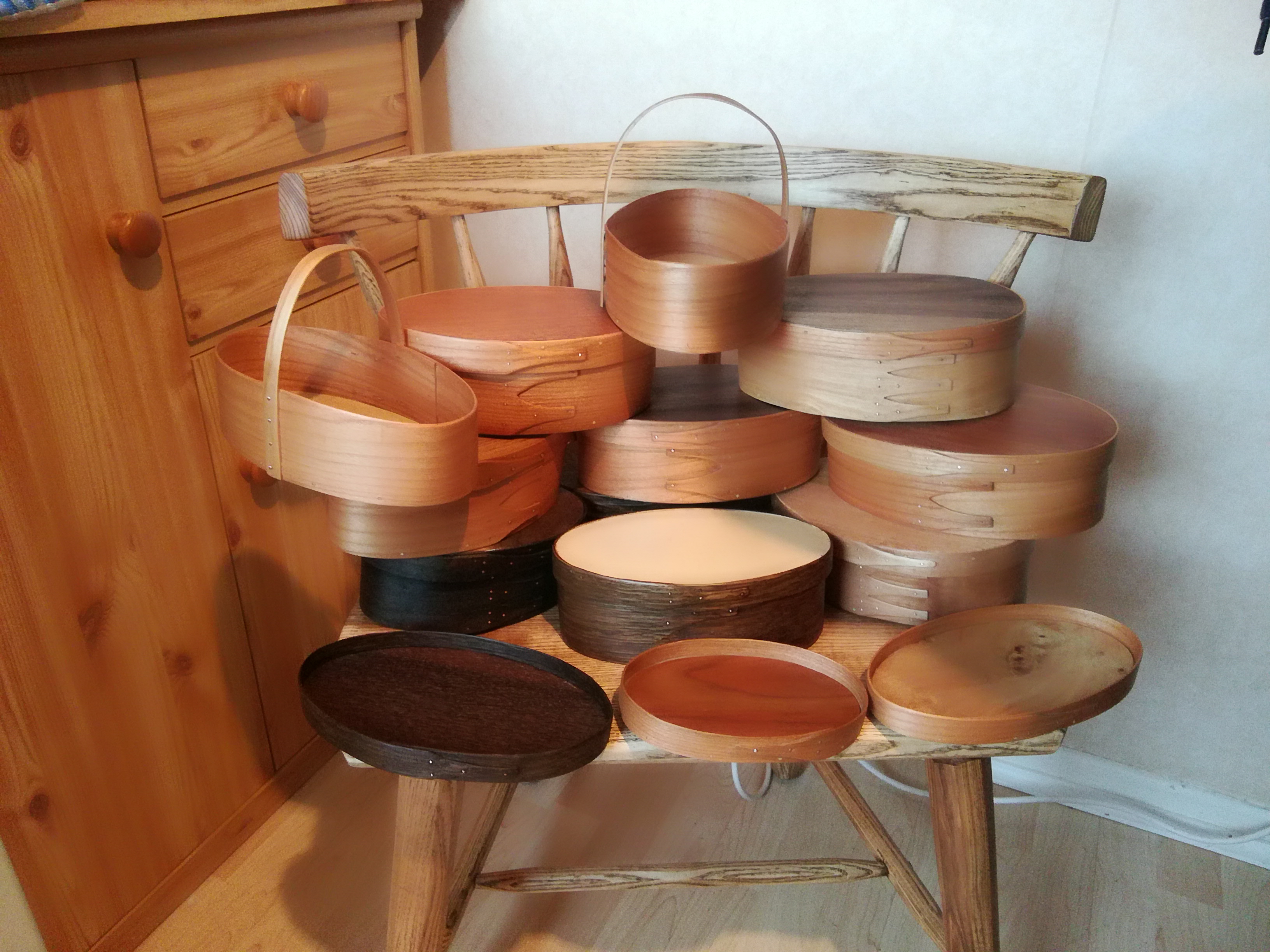 Ich habe für einen Caritas-Weihnachtsstand Shaker Boxen gefertigt. Da recht viel Material übrig war habe ich einfach weiter gemacht und weiter gemacht...