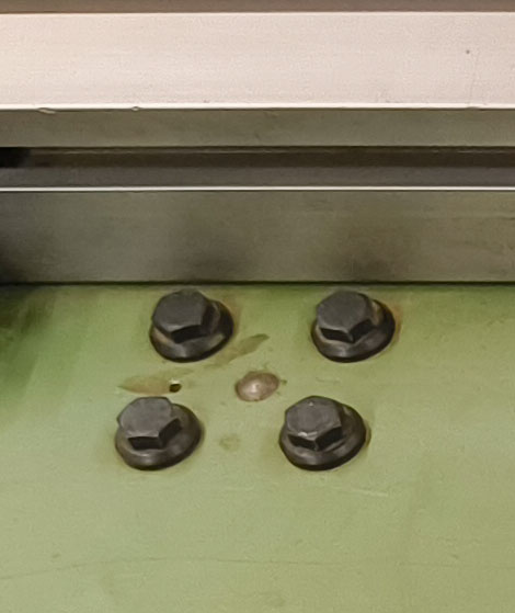 Verschraubung mit mittigem Bolzen