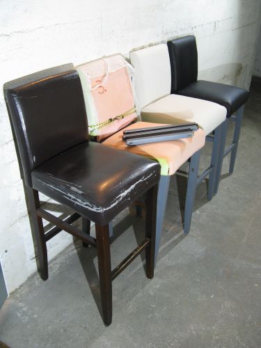 In Summe werden drei Stühle aufgearbeitet, zwei mit Leder, einer mit Stoff.